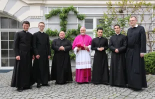 Bischof Gregor Maria Hanke mit den Neupriestern, von links: Korbinian Müller, David Simon, Josef Del Mastro, The Hai Nguyen, Sebastian Braun und Hubert Gerauer.  / Andreas Schneidt  / pde