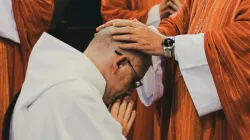 Handauflegung bei der Priesterweihe (Symbolbild) / Mateus Campos Felipe / Unsplash