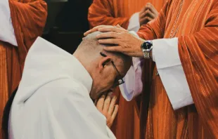 Handauflegung bei der Priesterweihe (Symbolbild) / Mateus Campos Felipe / Unsplash