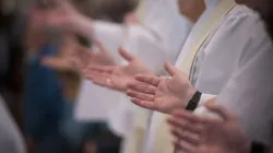 Priester feiern die heilige Messe in der Kathedrale der Unbefleckten Empfängis in Denver, Colorado am 17. Januar 2015. / Catholic Charities/Jeffrey Bruno (CC BY 2.0)