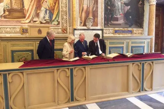 Charles und Camilla betrachten Bücher in der Vatikanischen Bibliothek am 4. April 2017. / Clarence House