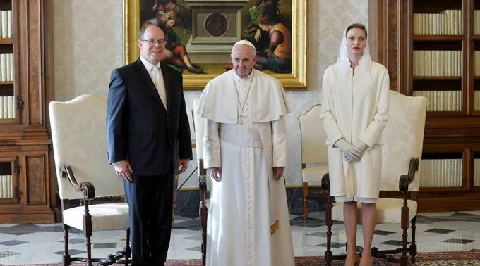 Fürst Albert und seine Gattin Charlene von Monaco bei Papst Franziskus
