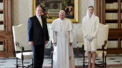 Fürst Albert und seine Gattin Charlene von Monaco bei Papst Franziskus / L'Osservatore Romano