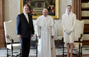 Fürst Albert und seine Gattin Charlene von Monaco bei Papst Franziskus / L'Osservatore Romano
