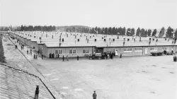 Baracken in Dachau: In einem eigenen "Priesterblock" wurden Geistliche eingesperrt. Vor allem polnische Priester wurden von den Nazis schikaniert, misshandelt, gefoltert, ermordet. / US Holocaust Museum via Wikimedia 