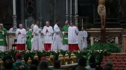 Häftline dienen am Altar bei der heiligen Messe im Petersdom am 6. November 2016. / CNA/Lucia Ballester