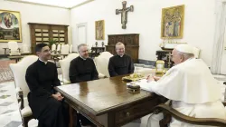 Papst Franziskus mit den Patres der Petrusbruderschaft am 29. Februar 2024 im Vatikan / Vatican Media