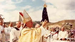 Papst Johannes Paul II. mit einer Statue der Aparecida in Brasilien im Jahr 1980  / opusdei.org