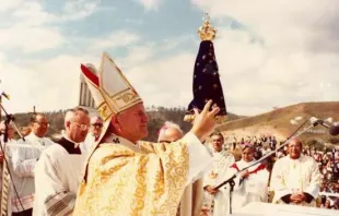 Papst Johannes Paul II. mit einer Statue der Aparecida in Brasilien im Jahr 1980  / opusdei.org
