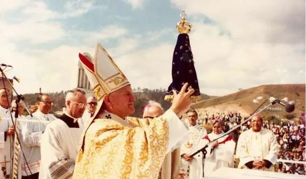Papst Johannes Paul II. mit einer Statue der Aparecida in Brasilien im Jahr 1980 