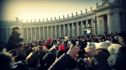 Papst Franziskus nähert sich den Gläubigen auf dem Petersplatz bei der letzten Generalaudienz des Jahres 2015, am 30. Dezember. / CNA/Alan Holdren
