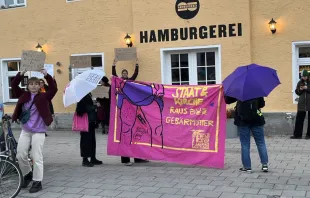 Abtreibungs-Aktivisten stören eine Veranstaltung von ProLife Europe in Regensburg / ProLife Europe