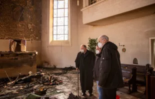 Weihbischof Ansgar Puff in der ausgebrannten Kreuzerhöhungskirche zu Wissen am 15. Februar 2023 / Erzbistum Köln / Christopher Jelen