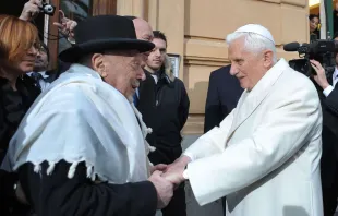 Historische Begegnung am 17. Januar 2010: Rabbi Elio Toaff und Papst Benedikt XVI vor der Synagoge in Rom / L'Osservatore Romano/CPP