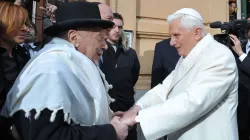 Historische Begegnung am 17. Januar 2010: Rabbi Elio Toaff und Papst Benedikt XVI vor der Synagoge in Rom / Vatican Media / CPP