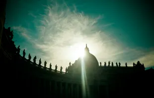 Silhouette des Petersdoms und der Kolonnaden am Petersplatz in Rom / Raimond Klavins / Unsplash (CC0) 