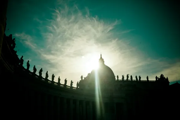 Silhouette des Petersdoms und der Kolonnaden am Petersplatz in Rom / Raimond Klavins / Unsplash (CC0) 