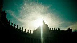 Silhouette des Petersdoms und der Kolonnaden am Petersplatz in Rom / Raimond Klavins / Unsplash (CC0) 