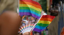 Regenbogen-Flagge der LGBT-Bewegung / Tong Su / Unsplash