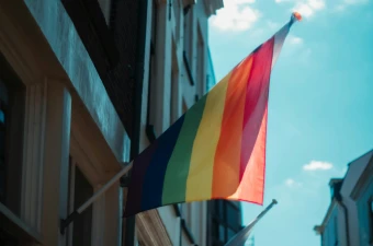 Regenbogen-Flagge der LGBT-Bewegung / Kaja Sariwating / Unsplash