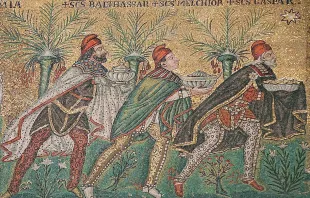 Heilige Drei Könige (Caspar, Melchior und Balthasar) in einem Mosaik in Ravenna aus dem frühen 6. Jahrhundert / Nina Aldin Thune / Wikimedia Commons (CC BY-SA 2.5 Deed)