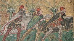 Heilige Drei Könige (Caspar, Melchior und Balthasar) in einem Mosaik in Ravenna aus dem frühen 6. Jahrhundert / Nina Aldin Thune / Wikimedia Commons (CC BY-SA 2.5 Deed)