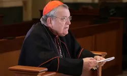 Kardinal Raymond Burke im Gebet / screenshot / YouTube / Shrine of Our Lady of Guadalupe