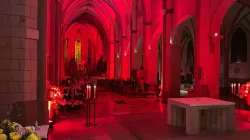 Der Innenraum des Augsburger Doms am Red Wednesday 2024 / Kirche in Not