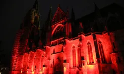 „Red Wednesday“ am Regensburger Dom / Kirche in Not
