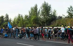 Migranten auf der ungarischen Autobahn M1 auf ihrem Fußmarsch zur österreichischen Grenze am 4. September 2015. / Joachim Seidler via Wikimedia (CC-BY-2.0).