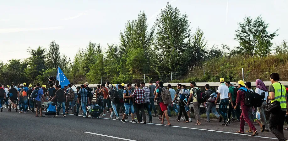 Migranten auf der ungarischen Autobahn M1 auf ihrem Fußmarsch zur österreichischen Grenze am 4. September 2015.