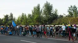 Migranten auf der ungarischen Autobahn M1 auf ihrem Fußmarsch zur österreichischen Grenze am 4. September 2015. / Joachim Seidler via Wikimedia (CC-BY-2.0).