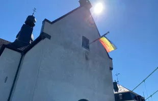 Im März 2021 erklärte die Glaubenskongregation in einem Antwortschreiben, weshalb die Kirche keine homosexuellen Partnerschaften segnen könne. Aus Protest wurden daraufhin in Deutschland vielerorts Regenbogenflaggen an Kirchengebäuden gehisst. / Rudolf Gehrig / CNA Deutsch