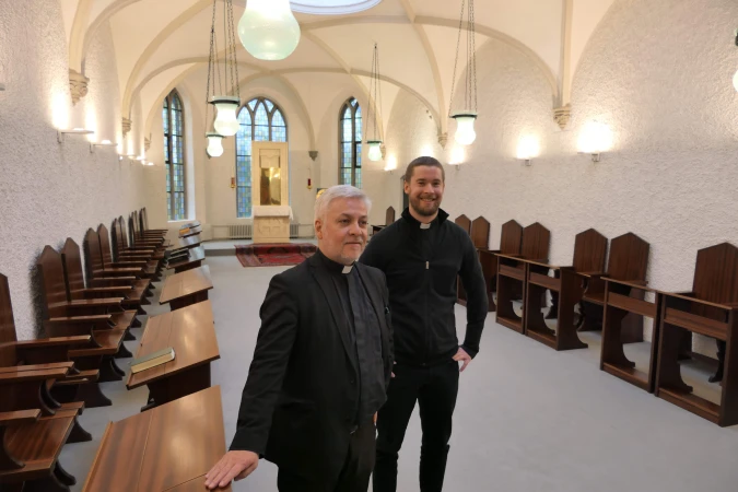 Regens Pane und Kaplan Neuhoff im Gebetsraum des Priesterseminars Redemptoris Mater in Köln
