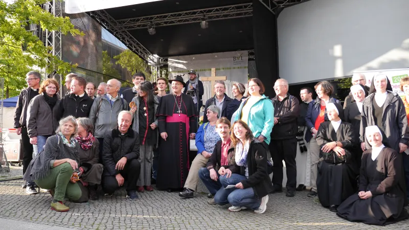 Teilnehmer aus Regensburg: Bischof Voderholzer (Mitte) und Generalvikar Michael Fuchs (links, kniend) mit Gläubigen aus Bayern.