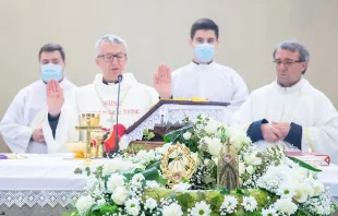 Reliquien der hl. Faustina und des seligen Michał Sopoćko bei der Messe zum Sonntag der göttlichen Barmherzigkeit in Sisak, Kroatien. / Diözese Sisak