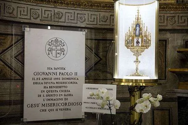 Reliquie der heiligen Schwester Faustyna im Heiligtum der göttlichen Barmherzigkeit in Rom - Santo Spirito in Sassia