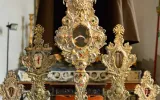 Website mit Reliquien des heiligen Pater Pio und Rosenkranzgebet