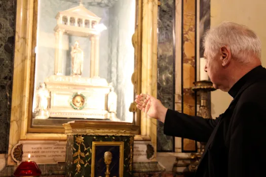 Kardinal Gerhard Ludwig Müller mit der Reliquie der heiligen Agnes / Julia Wächter