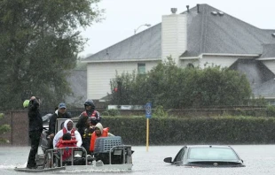 Nach schweren Überflutungen werden Anwohner am 28. August 2017 aus ihren Häusern im Norden Houstons evakuiert. / Win McNamee/Getty Images.