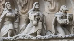 Relief der Heiligen Drei Könige in der Basilika Sagrada Familia in Barcelona. / Cathopic
