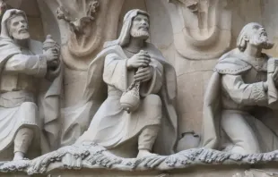 Relief der Heiligen Drei Könige in der Basilika Sagrada Familia in Barcelona. / Cathopic