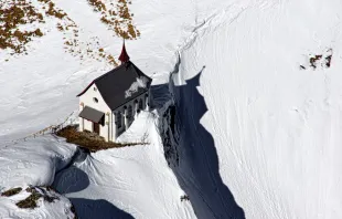 Symbolbild: Kirche im Schnee der Schweizer Alpen / Ricardo Gomez Angel / Unsplash