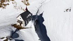 Symbolbild: Kirche im Schnee der Schweizer Alpen / Ricardo Gomez Angel / Unsplash