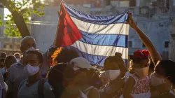 Menschen mit der Flagge von Kuba (Archiv) / Ricardo IV Tamayo / Unsplash (CC0) 