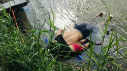 Blick auf die Leichen des salvadorianischen Migranten Oscar Martinez Ramirez und seiner Tochter, die am 24. Juni 2019 in Matamoros bei dem Versuch ertranken, den Rio Grande in die USA zu überqueren / STR/AFP/Getty Images.
