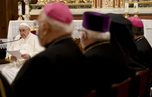 Papst Franziskus spricht mit Vertretern des katholischen Klerus und anderen Katholiken in der Kathedrale von St. Dionysius dem Areopagiten in Athen, 4. Dezember 2021. / Vatican Media