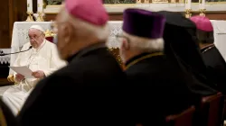 Papst Franziskus spricht mit Vertretern des katholischen Klerus und anderen Katholiken in der Kathedrale von St. Dionysius dem Areopagiten in Athen, 4. Dezember 2021. / Vatican Media