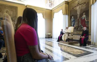 Papst Franziskus trifft sich mit einer Gruppe von Frauen, die vor kriminellen Organisationen in Italien geflohen sind, am 30. Oktober 2023 im Vatikan. / Vatican Media