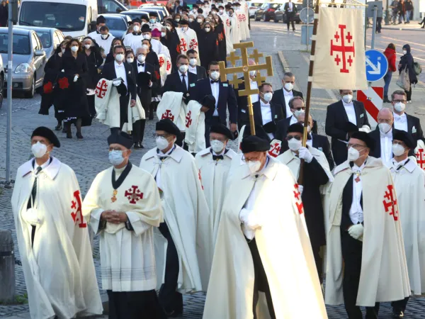 Feierliche Prozession: Die Mitglieder des Ritterordens vom Heiligen Grab zu Jerusalem auf dem Weg zu Sankt Ulrich und Afra